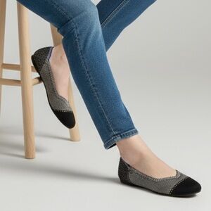 ROTHY’S - SIZE 8.5 WOMEN’S - THE FLAT STYLE -BLACK/WHITE & ROYAL BLUE ACCENT S4‎